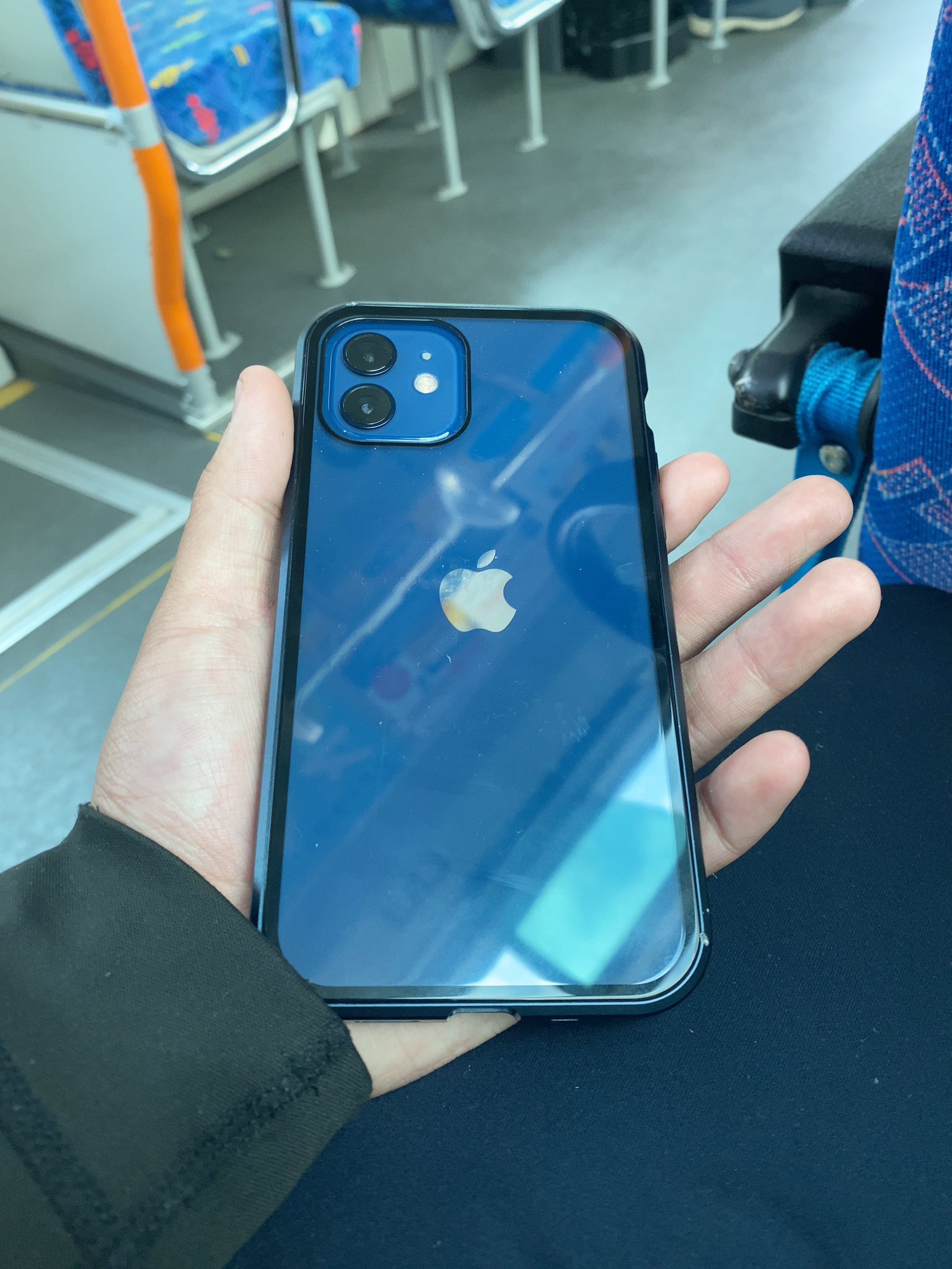 東急8500系製作倶楽部 東急バス鷺01系統の車内にてiphoneが椅子に置いてありました 運転手さんにお渡し東山田営業所の方に届くようです 持ち主さんが見つかりますように 拡散希望 落とし物 鷺沼 東急バス T Co 2wrbksnwgn Twitter