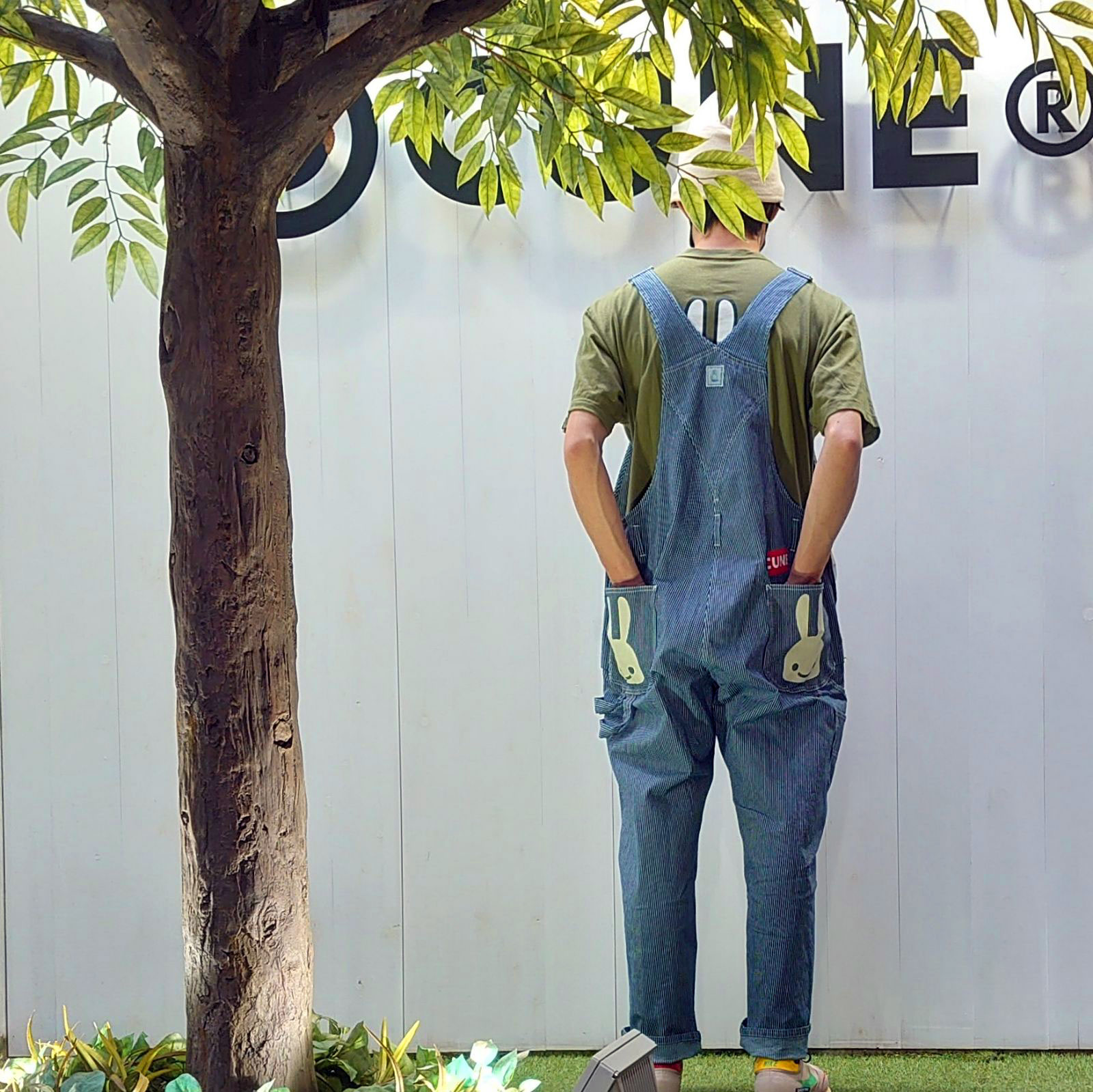 【cune】ウサギのオーバーオール CUNE RELAX WORK WEARミリタリー風オーバーオール｜ウサギがいる