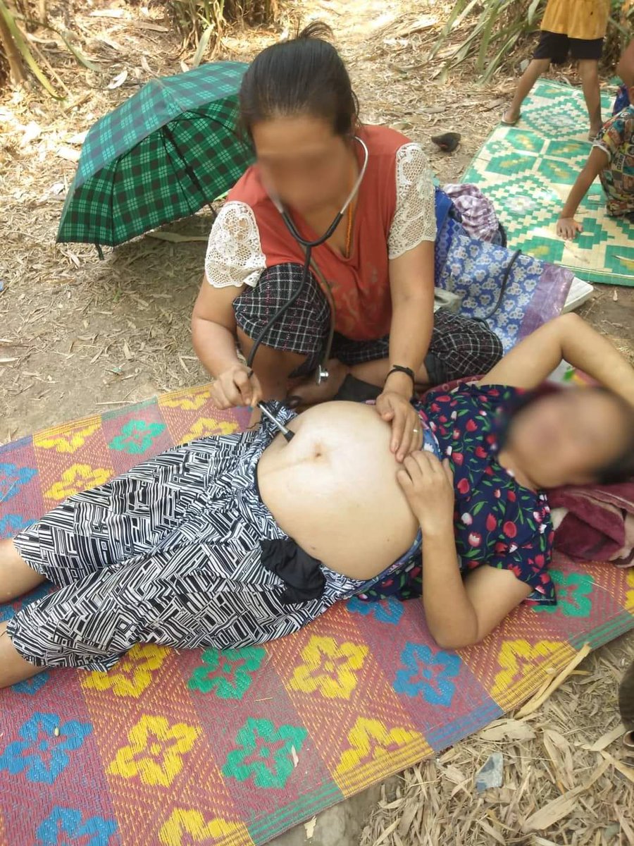 MayWongST's tweet photo. #Myanmar #ethnic #Karen media reporting current scenes in the state bordering #Thailand now as Myanmar citizens forced to flee from their villages/Internally Displaced Camps to the edge of the border along Salween River due to ongoing attacks by #military #WhatsHappeningInMyanmar https://t.co/4cIycPNHA5