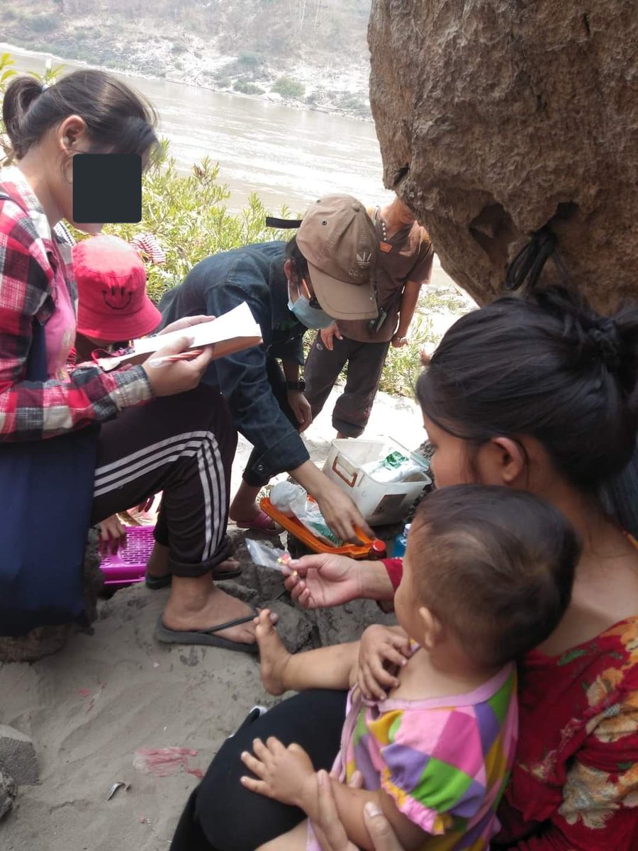 MayWongST's tweet photo. #Myanmar #ethnic #Karen media reporting current scenes in the state bordering #Thailand now as Myanmar citizens forced to flee from their villages/Internally Displaced Camps to the edge of the border along Salween River due to ongoing attacks by #military #WhatsHappeningInMyanmar https://t.co/4cIycPNHA5