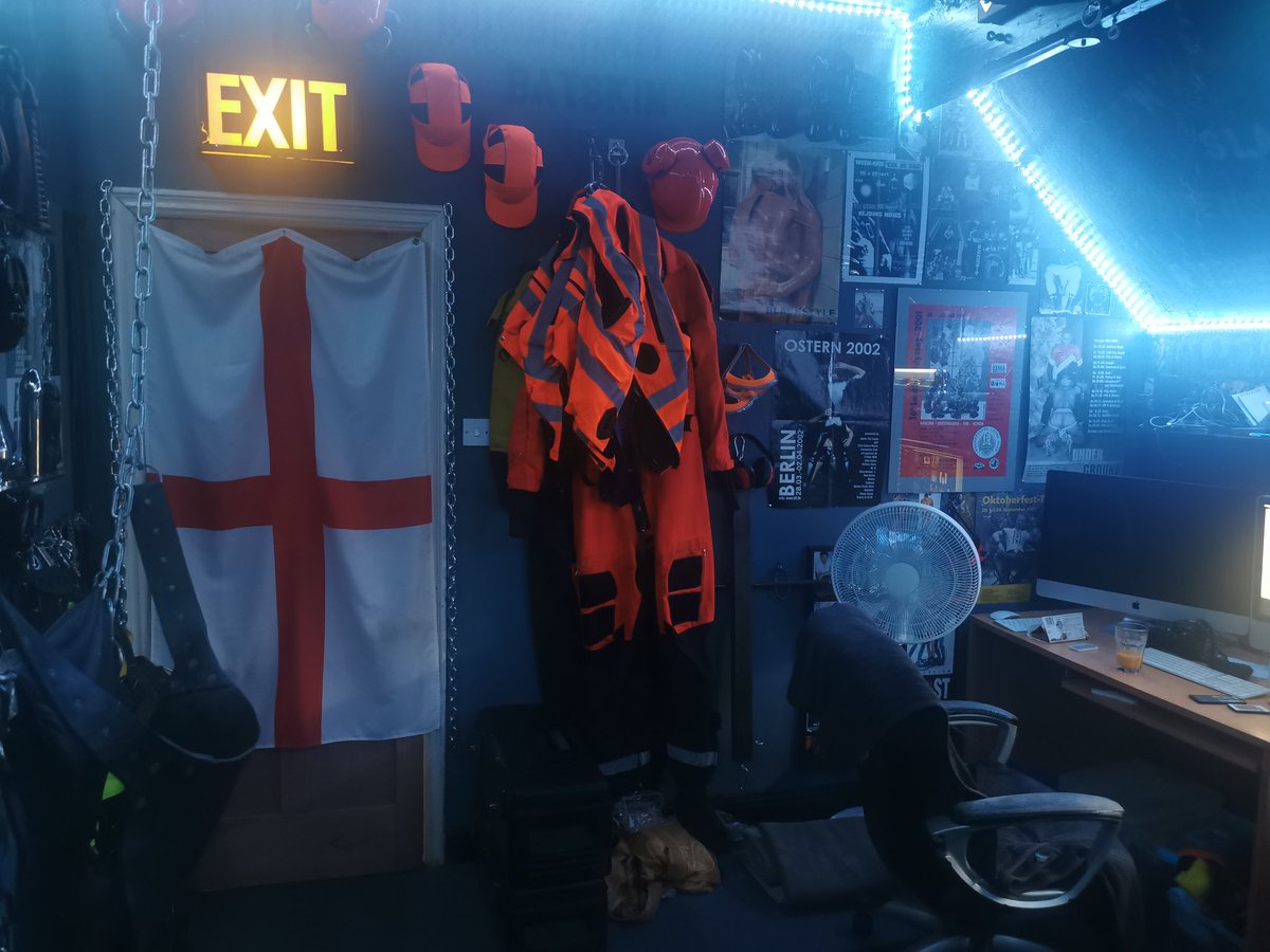 batskinsworld's tweet photo. Our playroom #rubber #latex #fullrubbercoveage #bndg #bondage #ropefun #steelcuffs #gayfun #manfun https://t.co/LemWHsC4UZ