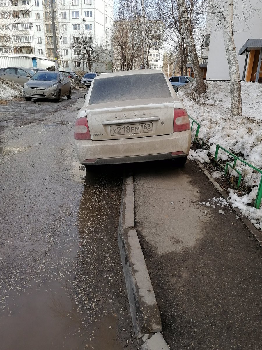 stpekozza's tweet photo. Владелец данного ТС считает, что тротуар нужен для парковки. @gibddsamara @promadm прошу принять меры. Московское шоссе 278 https://t.co/ZCXrKp9KvZ