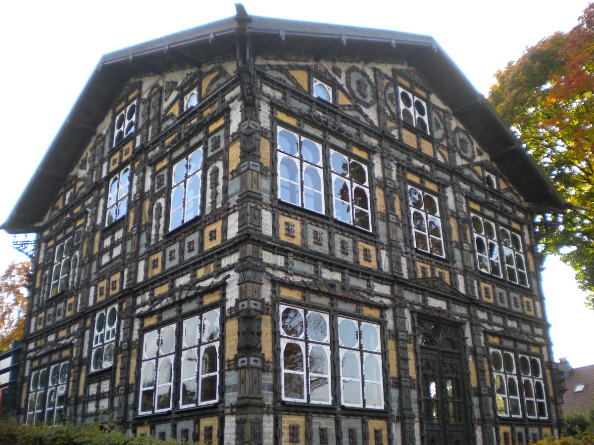 kushinon's tweet image. カール・ユンカーは、1889年から2年かけ、自分と将来の妻や子どものために自らの手で地下1階、地上3階の家を建てた。家具や階段、天井など家の隅々まで自ら彫刻を施し、壁には神話上の人物等を描いた。生涯独身だった彼は、夫婦の寝室や2つの子供部屋は使用せず、屋根裏の小さな部屋に一人で暮らした。