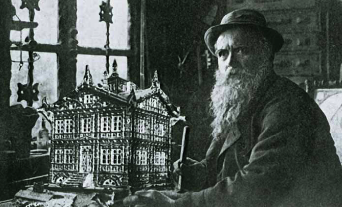 kushinon's tweet image. カール・ユンカーは、1889年から2年かけ、自分と将来の妻や子どものために自らの手で地下1階、地上3階の家を建てた。家具や階段、天井など家の隅々まで自ら彫刻を施し、壁には神話上の人物等を描いた。生涯独身だった彼は、夫婦の寝室や2つの子供部屋は使用せず、屋根裏の小さな部屋に一人で暮らした。