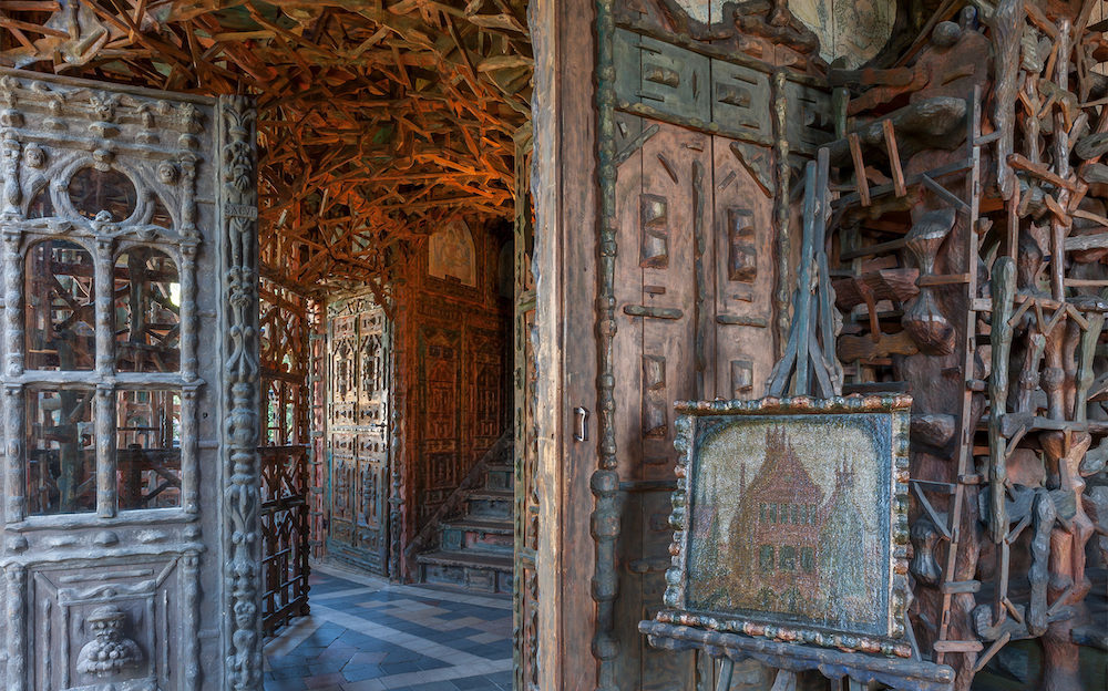 kushinon's tweet image. カール・ユンカーは、1889年から2年かけ、自分と将来の妻や子どものために自らの手で地下1階、地上3階の家を建てた。家具や階段、天井など家の隅々まで自ら彫刻を施し、壁には神話上の人物等を描いた。生涯独身だった彼は、夫婦の寝室や2つの子供部屋は使用せず、屋根裏の小さな部屋に一人で暮らした。