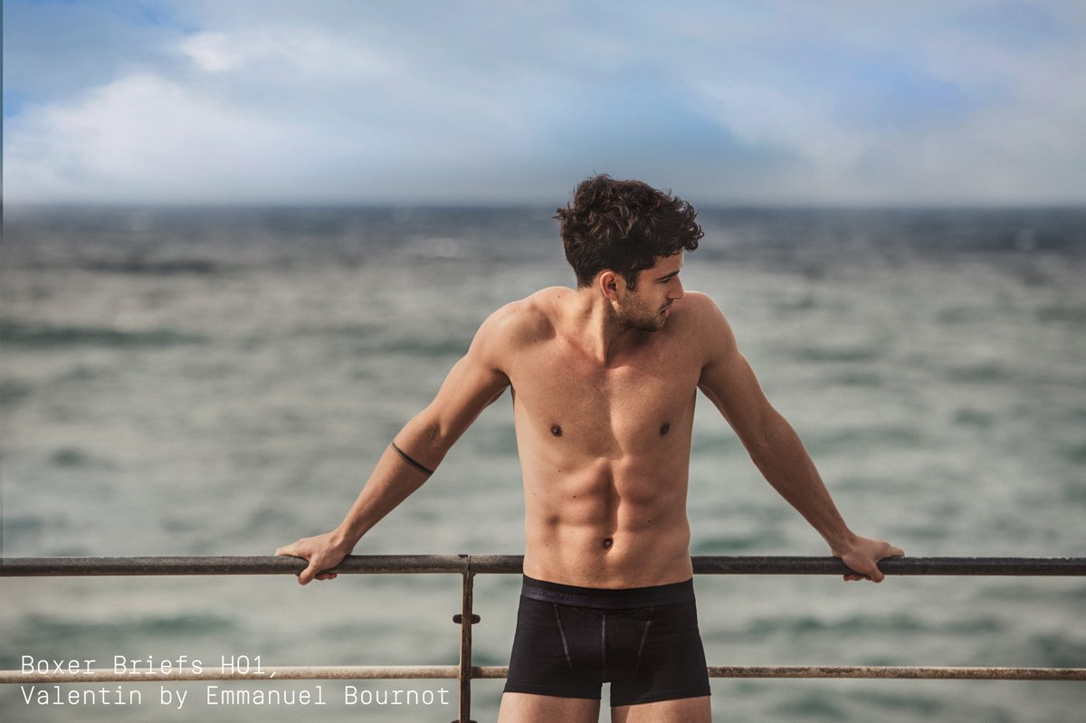 (Re)discover our basics...
HOM SS21 - Photography : Emmanuel Bournot - Model Valentin Soares⁣
swll.to/mA66d8e