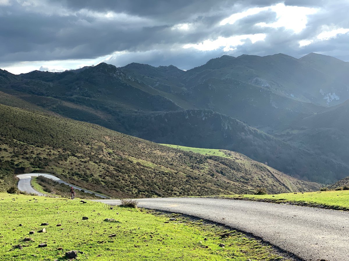 asturiasparais0's tweet photo. ¿Ya has visitado #colladofancuaya? #cicloturismo en estado puro 💙 Visita nuestra nueva #Web para más info https://t.co/RUtbd3d8d6 #ciclismo #asturias #puertos https://t.co/JFs1sJ88op