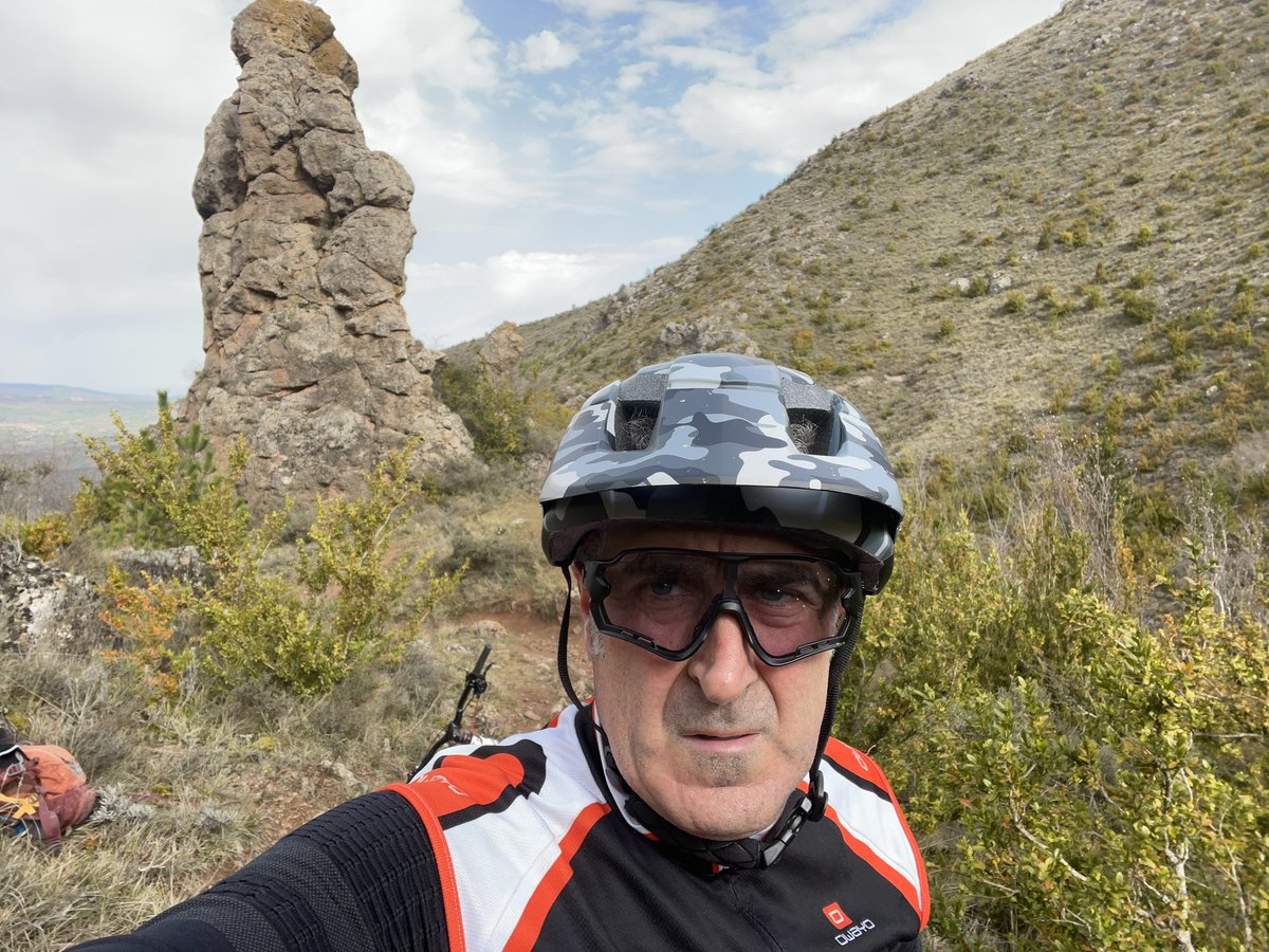 epuyuelo1973's tweet photo. Clavijo siempre exigente, si continuamos hacia los dólmenes por senda filosofía la ruta se complica y a la vez se enriquece de puro bosque. #EscolapiasSotillo #30diasenbiciLogrono #30diaenbici https://t.co/sGOiHAhZzH