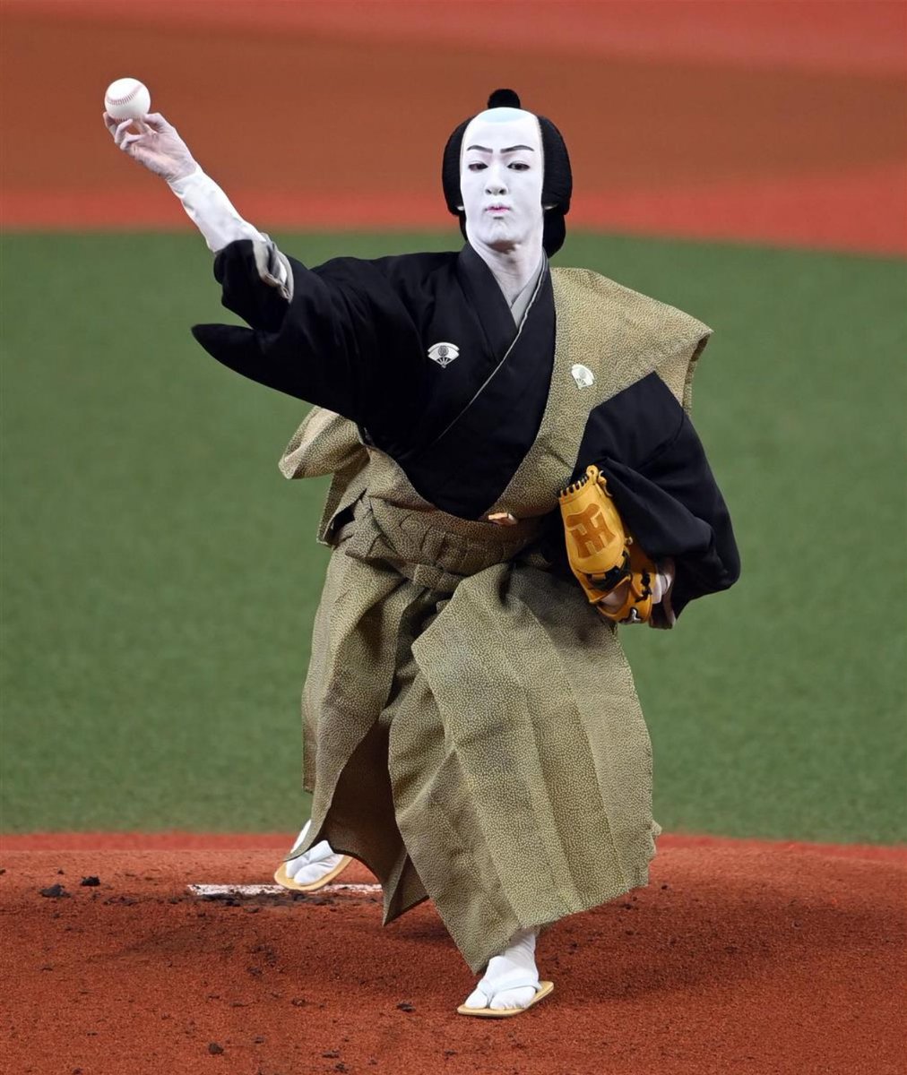 Mulboyne's tweet photo. Kabuki actor Ukon Onoe II throwing out a ceremonial pitch at Kyocera Dome. It must have been done before, but I can't recollect seeing full stage make-up on the mound. https://t.co/VhGbLPqDSz https://t.co/XZA2VnyQky