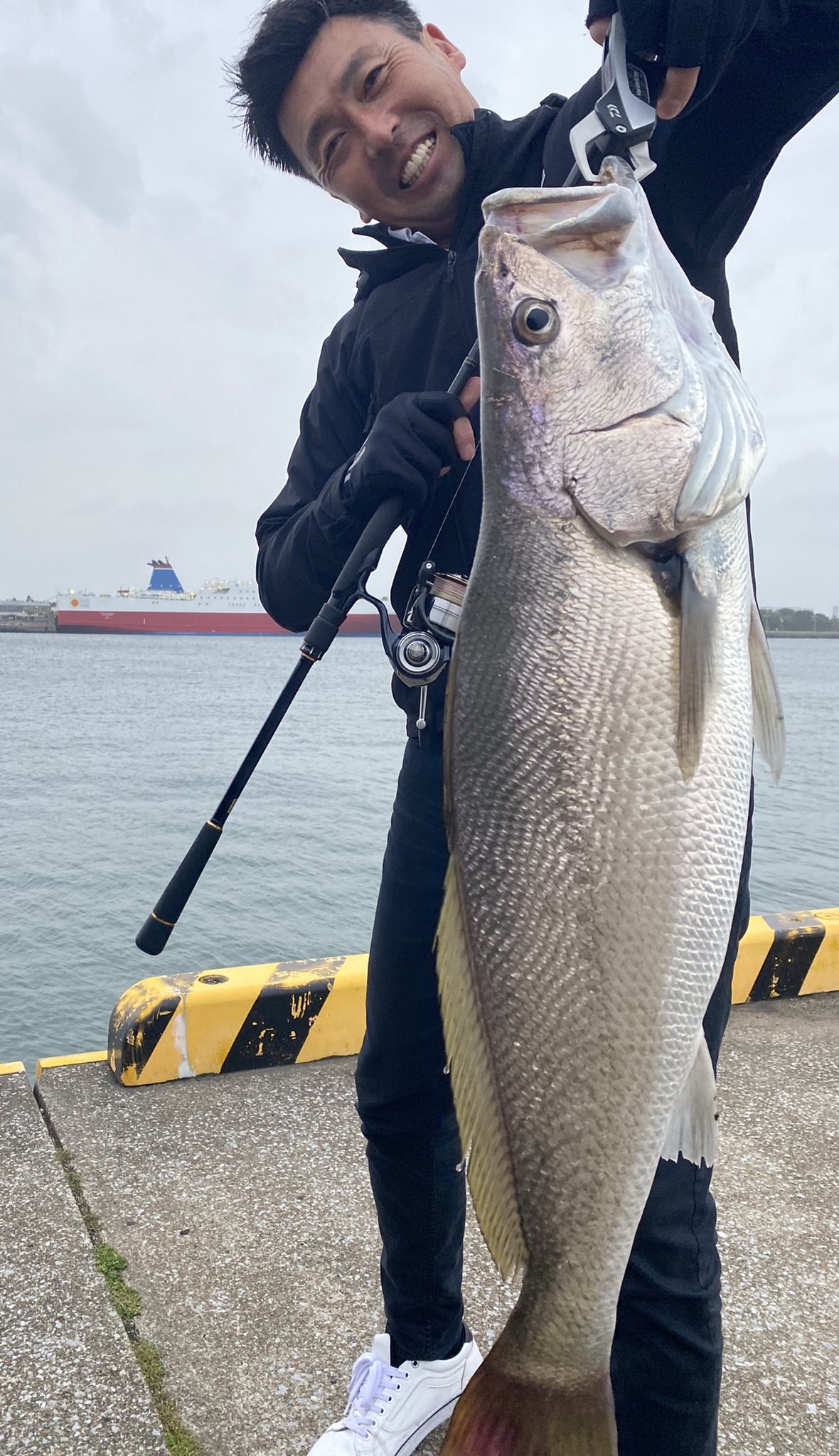 郡山 よしみつ 釣友のとしさん 仕事帰り ジグパラtg32gゼブラカラー で オオニベゲットしたみたいです おめでとうございます Majorcraft メジャークラフト ジグパラtg オオニベ 宮崎釣り T Co Trutnwgogw Twitter