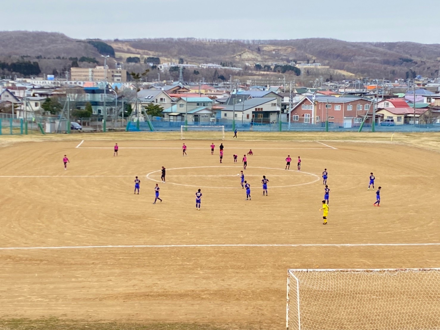 静内高校サッカー部 今日は 稚内大谷高校と練習試合をしました 相手のゴールキック を競り合わない事やファーストディフェンダーが決まらないなど新たな課題が浮かび上がってくる試合となりました 春休みは最後の練習試合でしたがこれからの練習で課題を