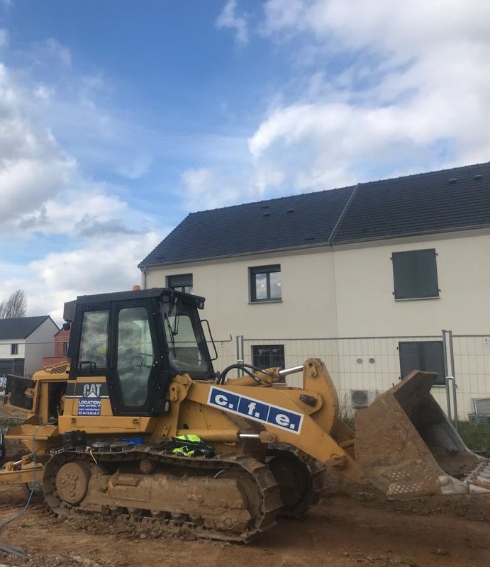 Déblayer, décaper la couche arable, aménager un site, niveler, refouler, excaver, remblayer, creuser, transporter du matériau et charger des camions sont autant de tâches que peut accomplir la #chargeuse sur chenilles #Caterpillar #963C ! 
cfe-loc.fr
 
#ALouer #Trax