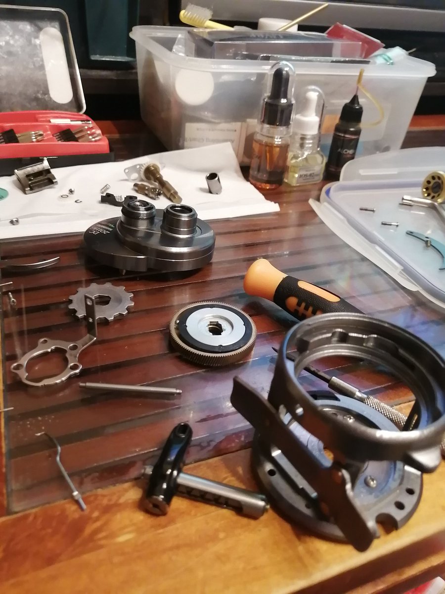 namazufishing's tweet photo. カルカッタコンクエストdc201HGのワンウェイクラッチにグリッチオイルEVO-500を塗布するとめちゃくちゃスムーズになると噂を聞いて早速(^^)
iOS-02より少し重巻になりますが、かなりいい感じになった気がします(๑•̀ㅂ•́)و✧
逆回転も起こりそうにないですが様子見で(^^)
#グリッチオイル
#ios02 https://t.co/gN5DY7KdLE
