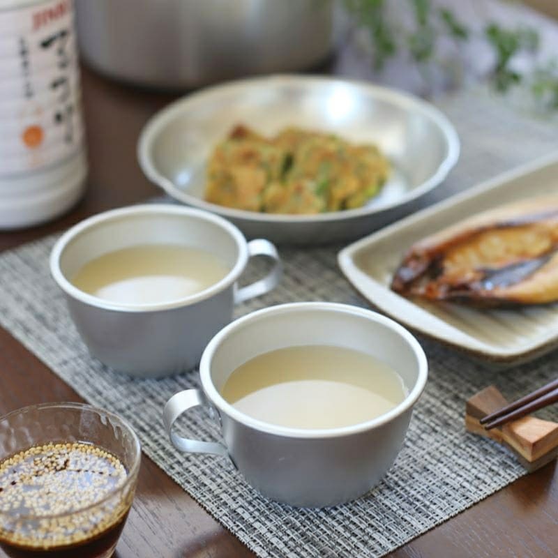 学校給食の食器販売 いつき屋楽天 熱いものは飲むことができませんが 軽量でレトロなアルミコップは いかがでしょう おうちでもマッコリを飲むにも アウトドアで手付きの食器としても 活躍してくれます カラビナでリュックに吊り下げる 事もできますよ 学校給食の食器販売 いつき屋楽天 熱いものは飲むことができませんが 軽量でレトロなアルミコップは いかがでしょう おうちでもマッコリを飲むにも アウトドアで手付きの食器としても 活躍してくれます カラビナでリュックに吊り下げる 事もできますよ