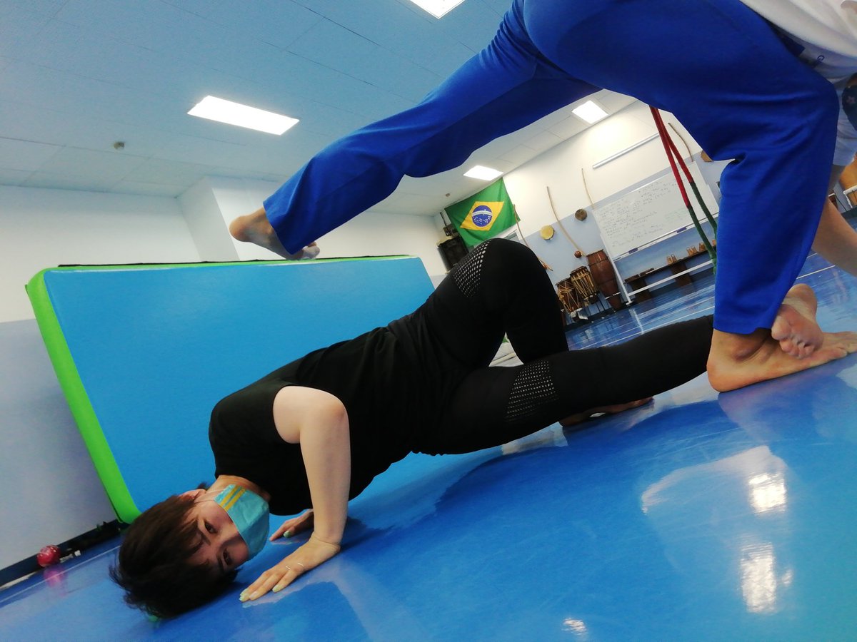 キシコ V Twitter メイアルーア ジ コンパッソをネガチーヴァで避けてから足を引っ掻けて倒すところ 相手は男子高校生カポエリスタ ｶﾞﾁ なので私は逮捕されるかもしれません