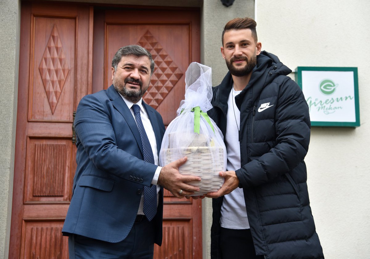 avsenlikoglu's tweet photo. Şampiyonluk yolunda emin adımlarla ilerleyen Giresunspor'umuzun teknik direktörü Hakan Keleş hocamıza ve Mehmet Taş kardeşime ziyaretleri için ve çok anlamlı Giresunspor forması için teşekkür ederim. 
Biz onlara güveniyoruz ve her zaman Giresunspor'umuzun yanında olacağız. https://t.co/eFdNQ1DoTV