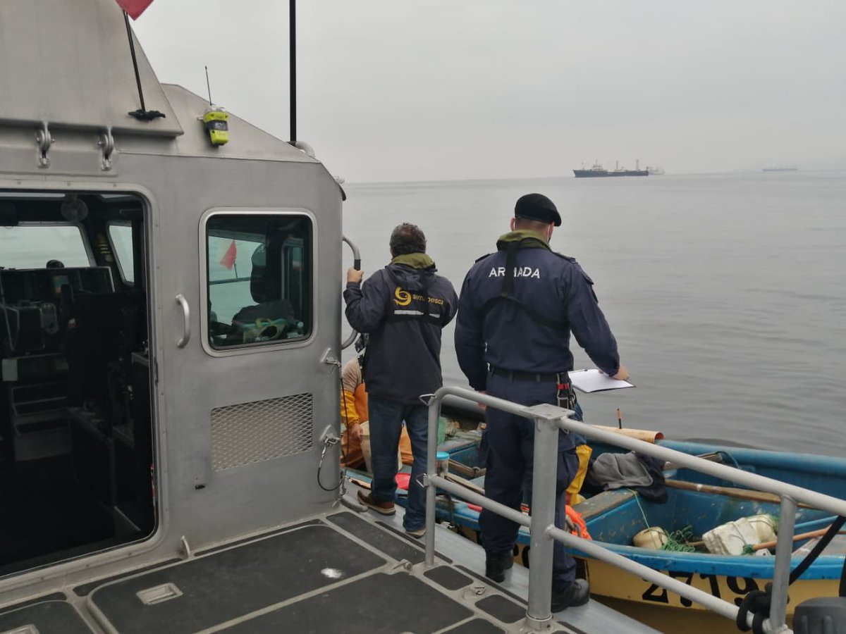 Capuertovalp's tweet photo. La dotación de la unidad marítima dependiente de la @Capuertovalp se encuentra realizando tareas de fiscalización pesquera en conjunto con @sernapesca en la bahía de #Valparaíso.

#SomosArmada
#RespetaElMar https://t.co/yWZg9GFsuE