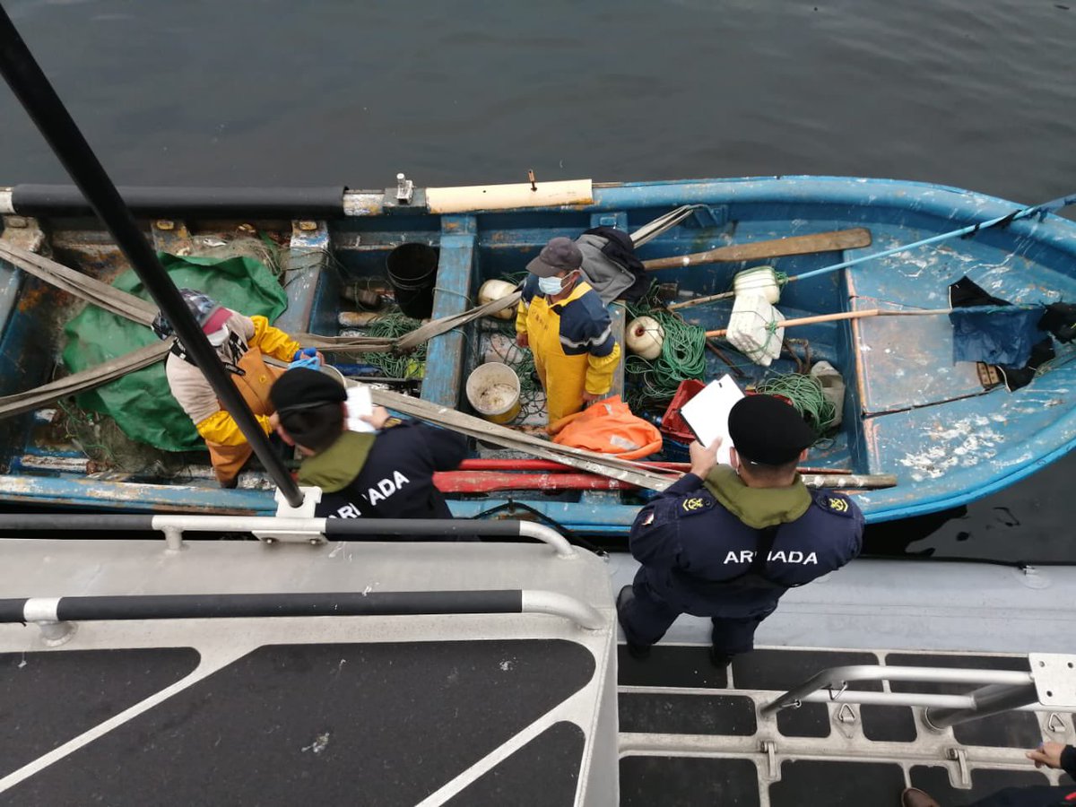 Capuertovalp's tweet photo. La dotación de la unidad marítima dependiente de la @Capuertovalp se encuentra realizando tareas de fiscalización pesquera en conjunto con @sernapesca en la bahía de #Valparaíso.

#SomosArmada
#RespetaElMar https://t.co/yWZg9GFsuE