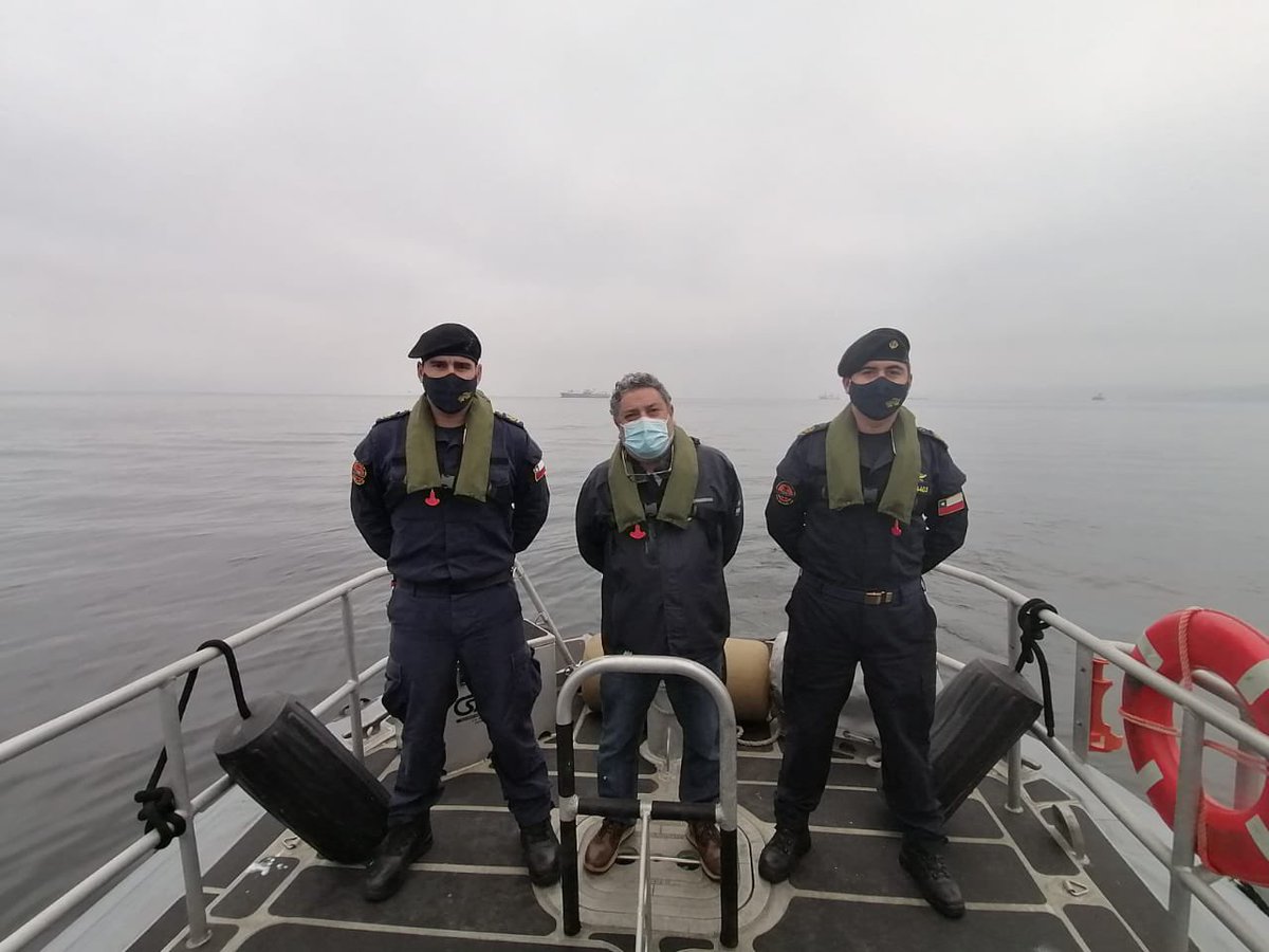 Capuertovalp's tweet photo. La dotación de la unidad marítima dependiente de la @Capuertovalp se encuentra realizando tareas de fiscalización pesquera en conjunto con @sernapesca en la bahía de #Valparaíso.

#SomosArmada
#RespetaElMar https://t.co/yWZg9GFsuE