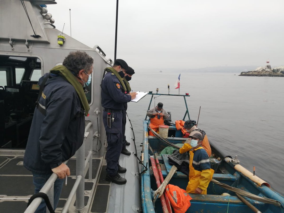 Capuertovalp's tweet photo. La dotación de la unidad marítima dependiente de la @Capuertovalp se encuentra realizando tareas de fiscalización pesquera en conjunto con @sernapesca en la bahía de #Valparaíso.

#SomosArmada
#RespetaElMar https://t.co/yWZg9GFsuE