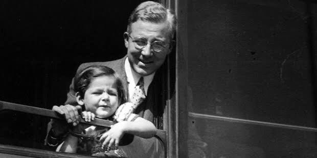 “Ne içimdeki sokaklara sığabildim,
Ne de dışardaki dünyaya.” 
#SabahattinAli