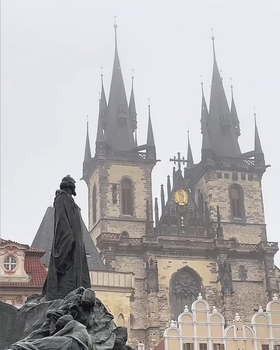guiadepraga's tweet photo. Praga mística con niebla.
La estatua en la foto respresenta a un personaje importante de nuestra historia.
Sabes quién es? 🙂🙂🙂
#praga #praha #prague #prag
#republicacheca #republicatcheca #CzechRepublic #czechguide #ceskarepublika #cesko #tschechien #tschechischerepublik https://t.co/jZ3LhVPy4X