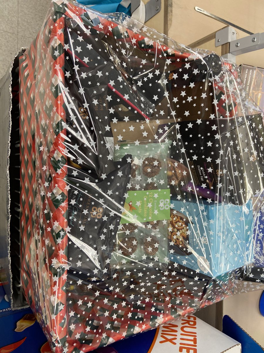 RobinSt89788292's tweet photo. Another £850 raised for #mind with this simple Easter hamper set up by @hayleybm, supported by the Isles of Scilly coop store team and our lovely community @coopuk #coopsouthwest @fewey7 #islesofscilly https://t.co/WGWmv7p8ju