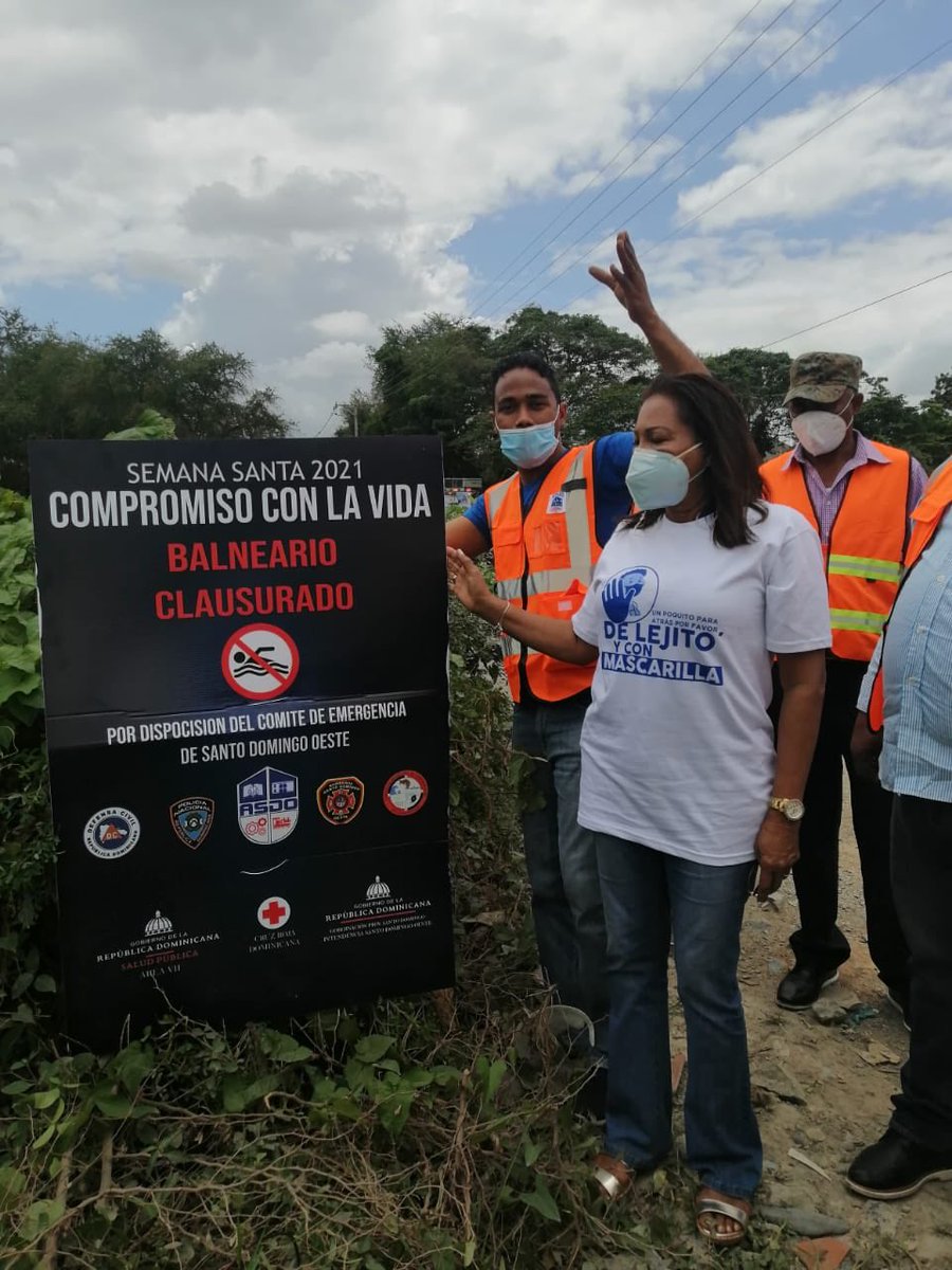 JuliaDrullard's tweet photo. La Comisión de Prevención, Mitigación y Riesgo de Santo Domingo, procedimos a instalar la señalización de todos los balnearios clausurados por las autoridades, rogando al todopoderoso que nos cuide, nos proteja y que no haya incidentes ni accidentes que lamentar https://t.co/Tp6PBnjXGn
