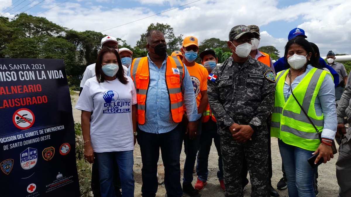 JuliaDrullard's tweet photo. La Comisión de Prevención, Mitigación y Riesgo de Santo Domingo, procedimos a instalar la señalización de todos los balnearios clausurados por las autoridades, rogando al todopoderoso que nos cuide, nos proteja y que no haya incidentes ni accidentes que lamentar https://t.co/Tp6PBnjXGn