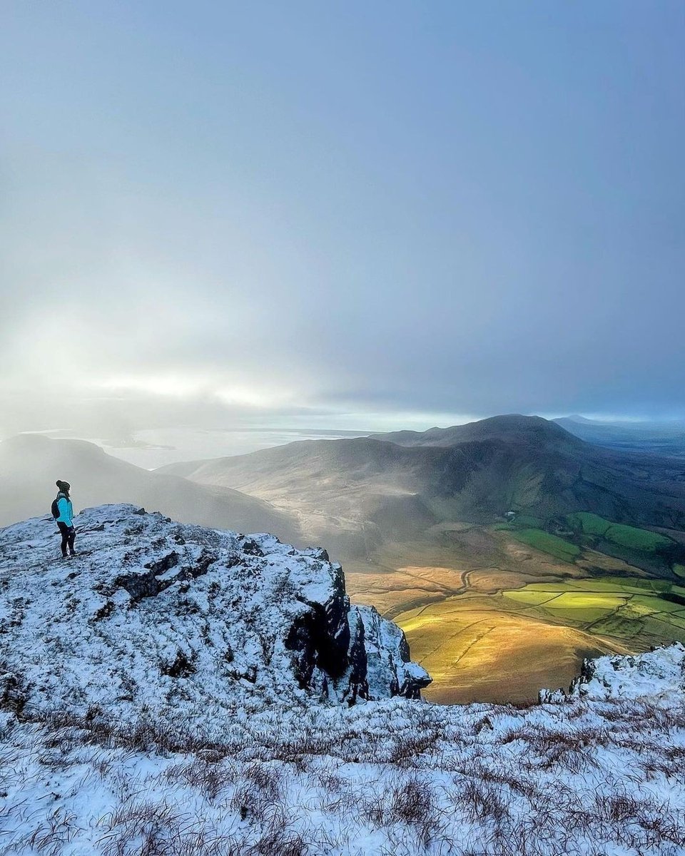 WTravelMagazine's tweet photo. What a view from atop #Caherconree Mountain in #CountyKerry 😲 And a prime example of how one can experience all four seasons in one day in #Ireland! ❄️🌤
Thanks to 📸 @eimear_tangney_ for this photo. #Hike #WorldTravelMagazine #Travel Reposted from @tourismireland https://t.co/cmIQkO34Pq