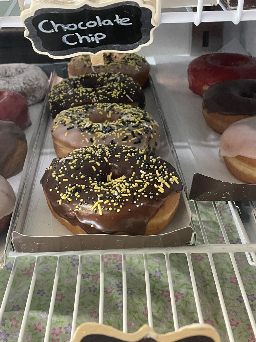 VSN_Monterro's tweet photo. Small town pride in Kouts,Indians a day before the Kouts vs Barr-Reeve 1A Championship. The doughnuts even have Mustang yellow sprinkles! #State #IndianaBasketball #IHSAA @KoutsMHS @KoutsAthletics https://t.co/L6gI7nuEo0