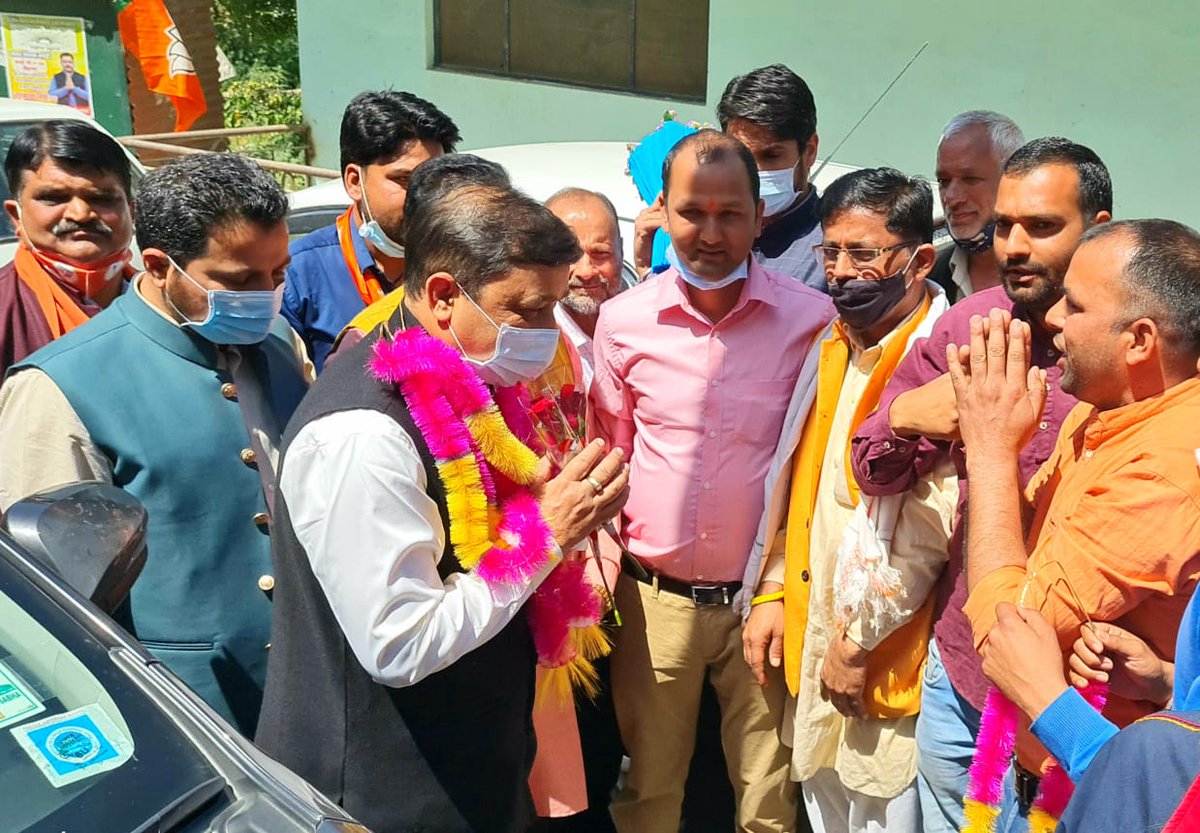 BJP4Himachal's tweet photo. हिमाचल भाजपा प्रदेश अध्यक्ष एवं सांसद श्री सुरेश कश्यप जी ने आज नगर निगम मंडी चुनाव में भाग ले रहे भाजपा प्रत्याशियों के लिए विभिन्न सभाओं में प्रचार किया। https://t.co/afpJrWCHPo