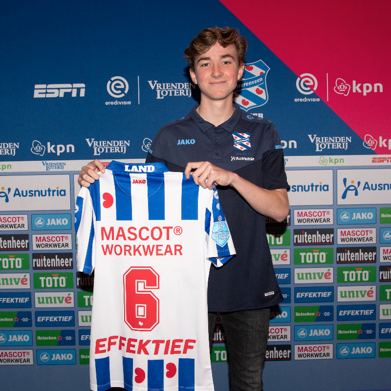 scHeerenveen's tweet photo. 📝  Met zijn ondertekening is Land de jongste speler in de geschiedenis van sc Heerenveen met een contract.

#EenmetHeerenveen