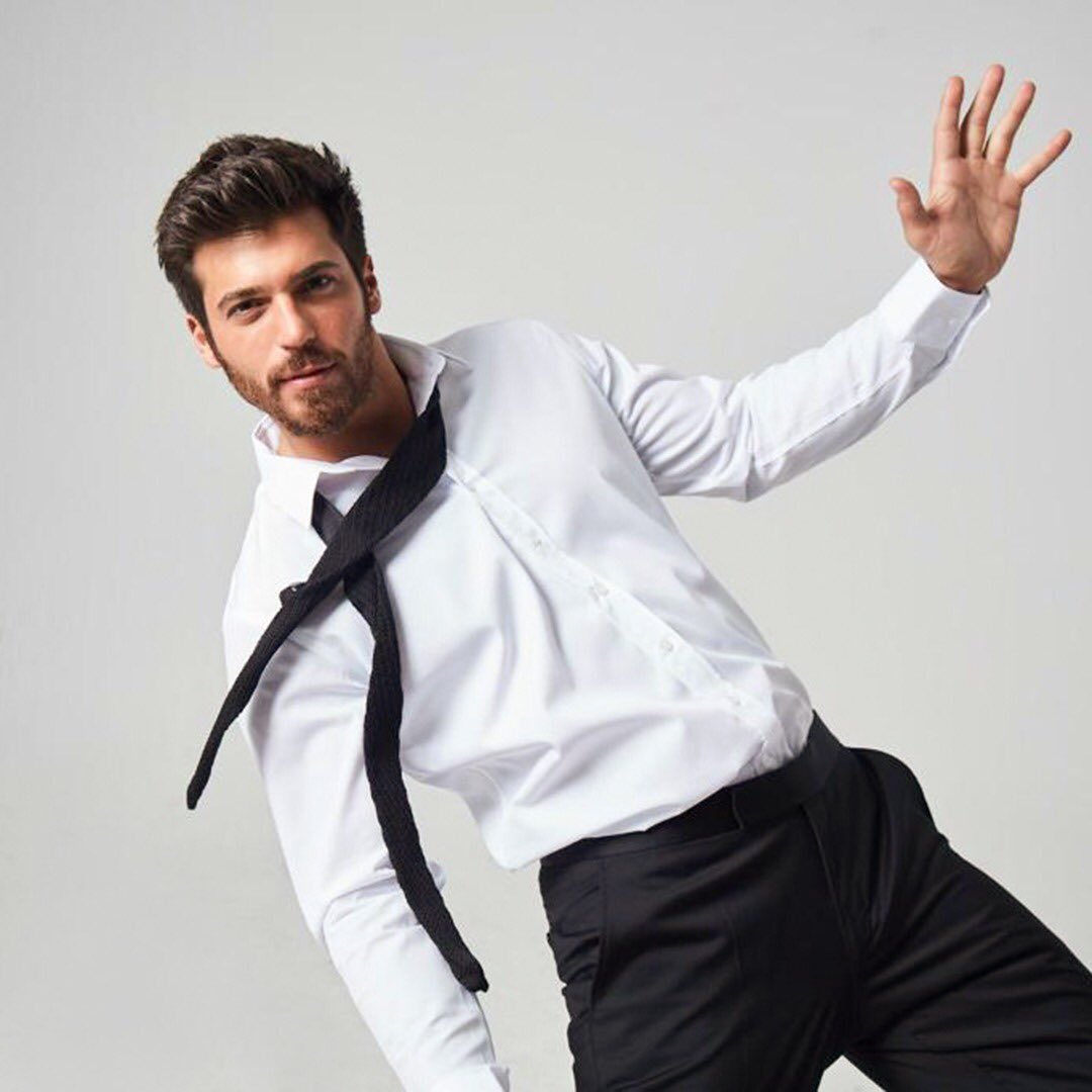 MSplendor's tweet photo. Es Viernes y el cuerpo lo sabe,verdad #CanYaman?...¿que me vienes a buscar esta noche para salir de fiesta?...pero antes me llevas a cenar eh?
#CanYaman #Tudors #Görünürol #SeVisible https://t.co/PE5ET6QwdG