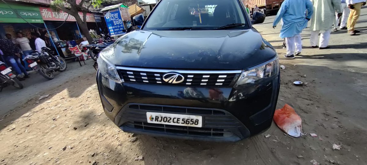 Mmeenajohar's tweet photo. ब्रेकिंग: राकेश टिकैत की गाड़ी पर हमला

राजस्थान में अलवर के तातारपुर चौराहे पर @RakeshTikaitBKU की गाड़ी पर पत्थर मारे गए है
हमलावर राजस्थान नंबर की काली महिंद्रा एक्सयूवी 300 में सवार थे. 

#राकेश_टिकैत_को_सुरक्षा_दो
#Stop_Attack_Farmer_Leaders
 https://t.co/2Kcbgu3sU0