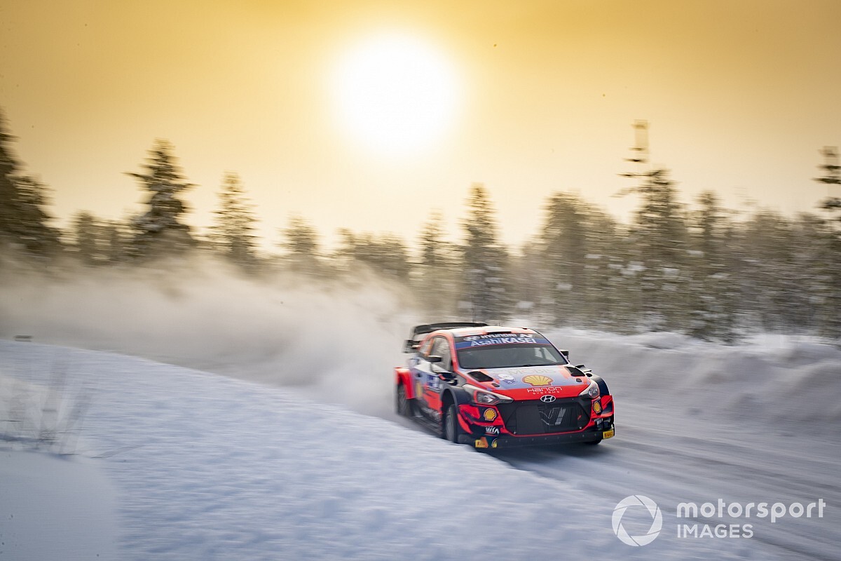 Hyundai, Toyota and M-Sport officially commit to WRC hybrid rules. Hybrid power will be introduced into the top tier of the WRC next season and a new three-year agreement means the system will be developed with the FIA and the three... ow.ly/bJLB102CX4y - via Autosport