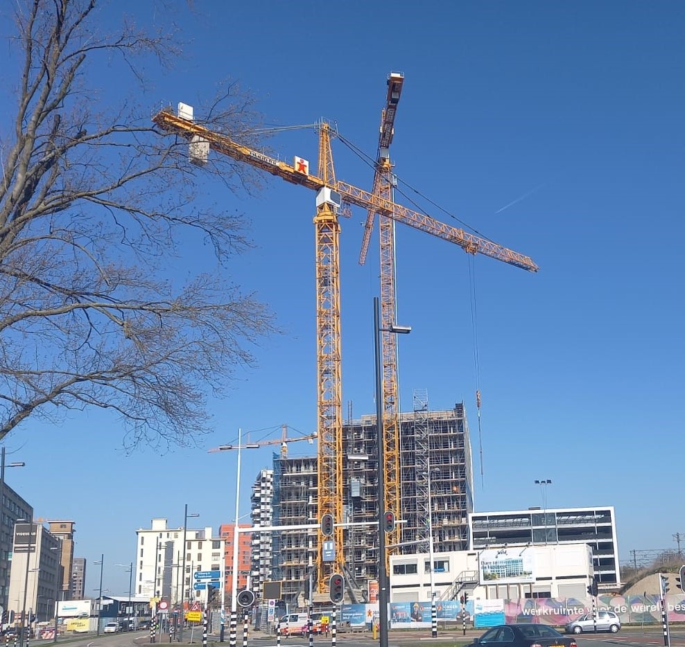 𝗕𝗢𝗨𝗪𝗨𝗣𝗗𝗔𝗧𝗘 𝗕𝗢𝗟𝗗 𝗘𝗜𝗡𝗗𝗛𝗢𝗩𝗘𝗡
Sinds een week worden er elke dag ruim 6 vrachten met prefab elementen aangeleverd voor de bouw van #BOLD in #Eindhoven. De wanden, kolommen en balken worden met de hoge torenkraan zo in rap tempo geplaatst.