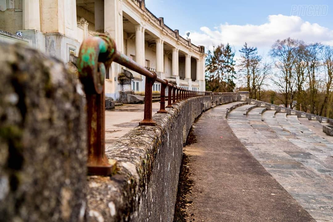 pitchd_tv's tweet photo. Het Esplanadeplein op de mooie Citadel van Namen is sowieso een must-visit. Maar toen we enkele weken geleden leerden dat daar begin 20e eeuw gevoetbald werd door Excelsior Sporting Club Namur, werd het ook als groundhopper interessant. Deze majestueuze tribune keek ooit voetbal! https://t.co/cwaDQjL0Ig