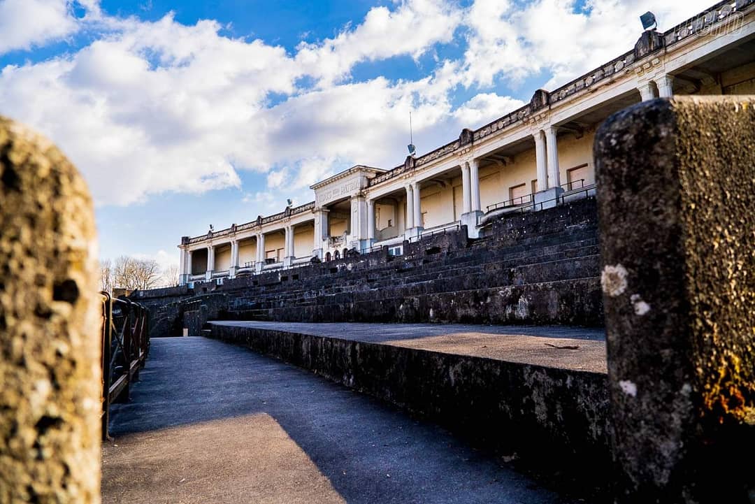 pitchd_tv's tweet photo. Het Esplanadeplein op de mooie Citadel van Namen is sowieso een must-visit. Maar toen we enkele weken geleden leerden dat daar begin 20e eeuw gevoetbald werd door Excelsior Sporting Club Namur, werd het ook als groundhopper interessant. Deze majestueuze tribune keek ooit voetbal! https://t.co/cwaDQjL0Ig