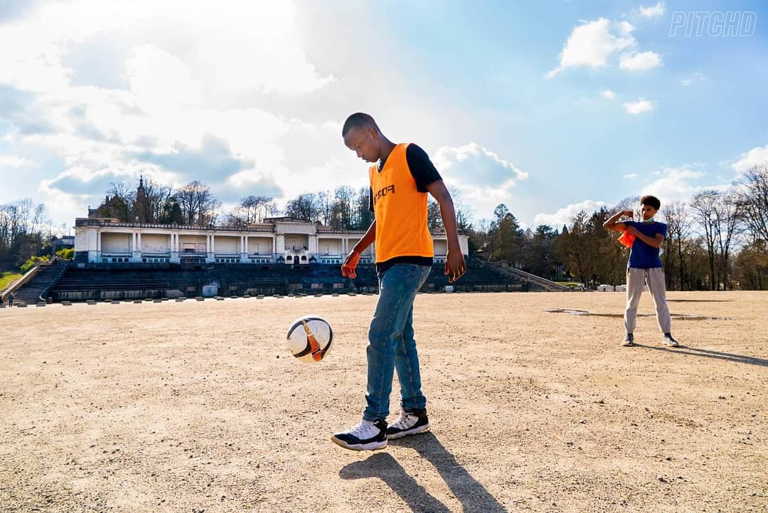 pitchd_tv's tweet photo. Het Esplanadeplein op de mooie Citadel van Namen is sowieso een must-visit. Maar toen we enkele weken geleden leerden dat daar begin 20e eeuw gevoetbald werd door Excelsior Sporting Club Namur, werd het ook als groundhopper interessant. Deze majestueuze tribune keek ooit voetbal! https://t.co/cwaDQjL0Ig