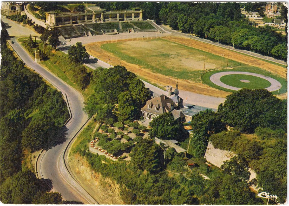 pitchd_tv's tweet photo. Het Esplanadeplein op de mooie Citadel van Namen is sowieso een must-visit. Maar toen we enkele weken geleden leerden dat daar begin 20e eeuw gevoetbald werd door Excelsior Sporting Club Namur, werd het ook als groundhopper interessant. Deze majestueuze tribune keek ooit voetbal! https://t.co/cwaDQjL0Ig