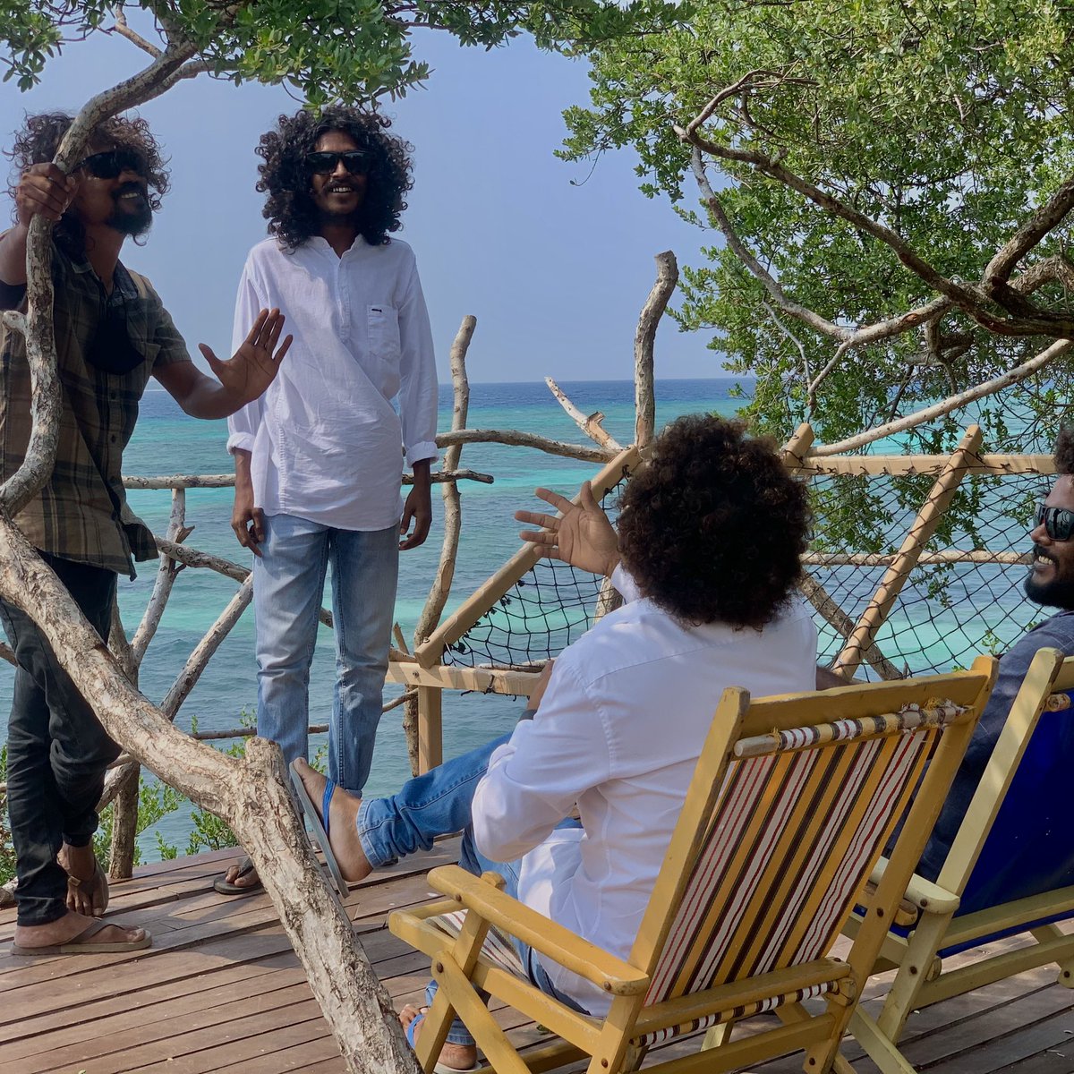 ކަނޑިތީމު ރައްޔިތުންނަކީ އަބަދުވެސް ވަރަށް ބަދަހި އެކުވެރި ބައެއް، މި އެންމެން މަސައްކަތް ކުރަނީ އެކު އެކީގަ. ބުންބަރަކީ އެކެއް އެނެކެއްގެ ކިބައިން ހިއްވަރު ހޯދައިގެން މި ކުރެވޭ މަސައްކަތުގެ ނަމޫނާ މިސަަލެއް.