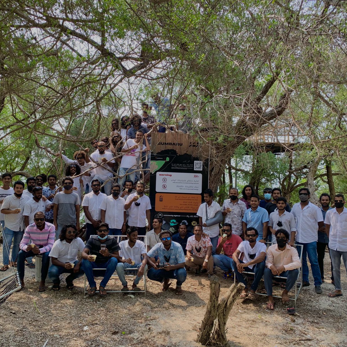 visitkanditheem's tweet photo. ކަނޑިތީމު ރައްޔިތުންނަކީ އަބަދުވެސް ވަރަށް ބަދަހި އެކުވެރި ބައެއް، މި އެންމެން މަސައްކަތް ކުރަނީ އެކު އެކީގަ. ބުންބަރަކީ އެކެއް އެނެކެއްގެ ކިބައިން ހިއްވަރު ހޯދައިގެން މި ކުރެވޭ މަސައްކަތުގެ ނަމޫނާ މިސަަލެއް. https://t.co/5SmHzkIRxj