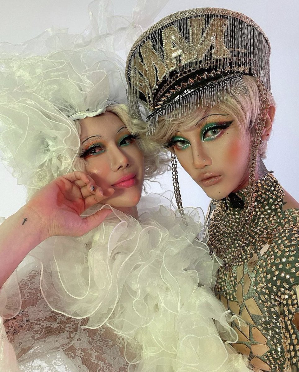 pangjija's tweet image. ควอนมีแปะ ในแคปชั่นตอนท้ายว่า 
‘ผมคิดว่า drag is art คนที่ตัดข้อความหน้าหลัง แล้วคอมเมนต์ด่าทอผม เขียนในเชิงว่า โจควอนล่าสุด ช่วยออกไปด้วยนะครับ ไม่อย่างนั้น นานายองลองคิม จะด่าแล้วดุเอานะครับ ^^’