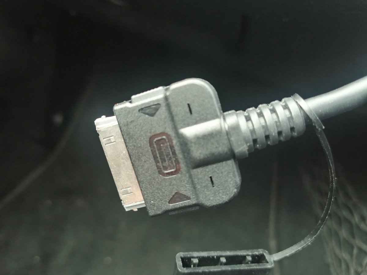 Popkid71's tweet photo. Can anyone help identify this cable in glove box? Looks like an old ipod connector. Looking at how to add Bluetooth to stereo but getting more confused by forums.
#MX5 #MAZDA #MazdaMX5 #Bluetoooth #MX5MK3 https://t.co/cNaEQExKWq