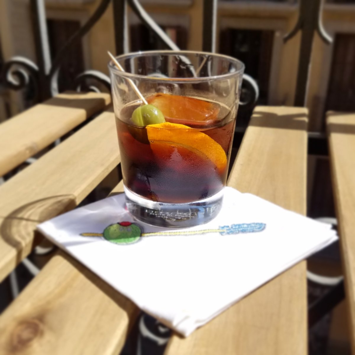 xivitor's tweet photo. ... Benditos días de descanso 🥃🧡🥃

#vermutoclock #vermouthlovers #vermouthtime #vermut #vermouth #vermu #vermuteando #barbalcon #slowlife #barcelona https://t.co/6UKQa1I5na