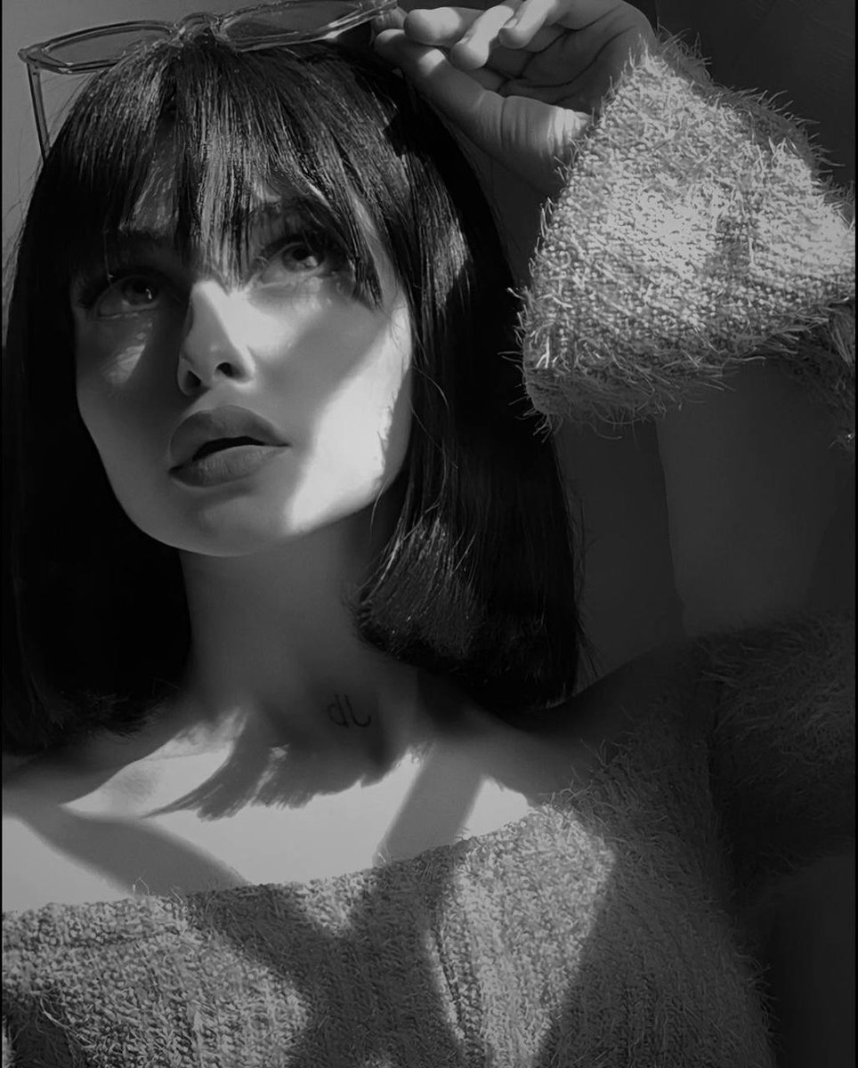 يا راحِلاً وَجَميلُ الصَّبْرِ يَتْبَعُهُ
هَلْ من سبيلٍ إلى لُقْياكَ يَتَّفِقُ

ما أنصَفَتْكَ جُفوني وهيَ دامِيَةٌ
ولا وَفى لكَ قلبي وهو يحترِقُ