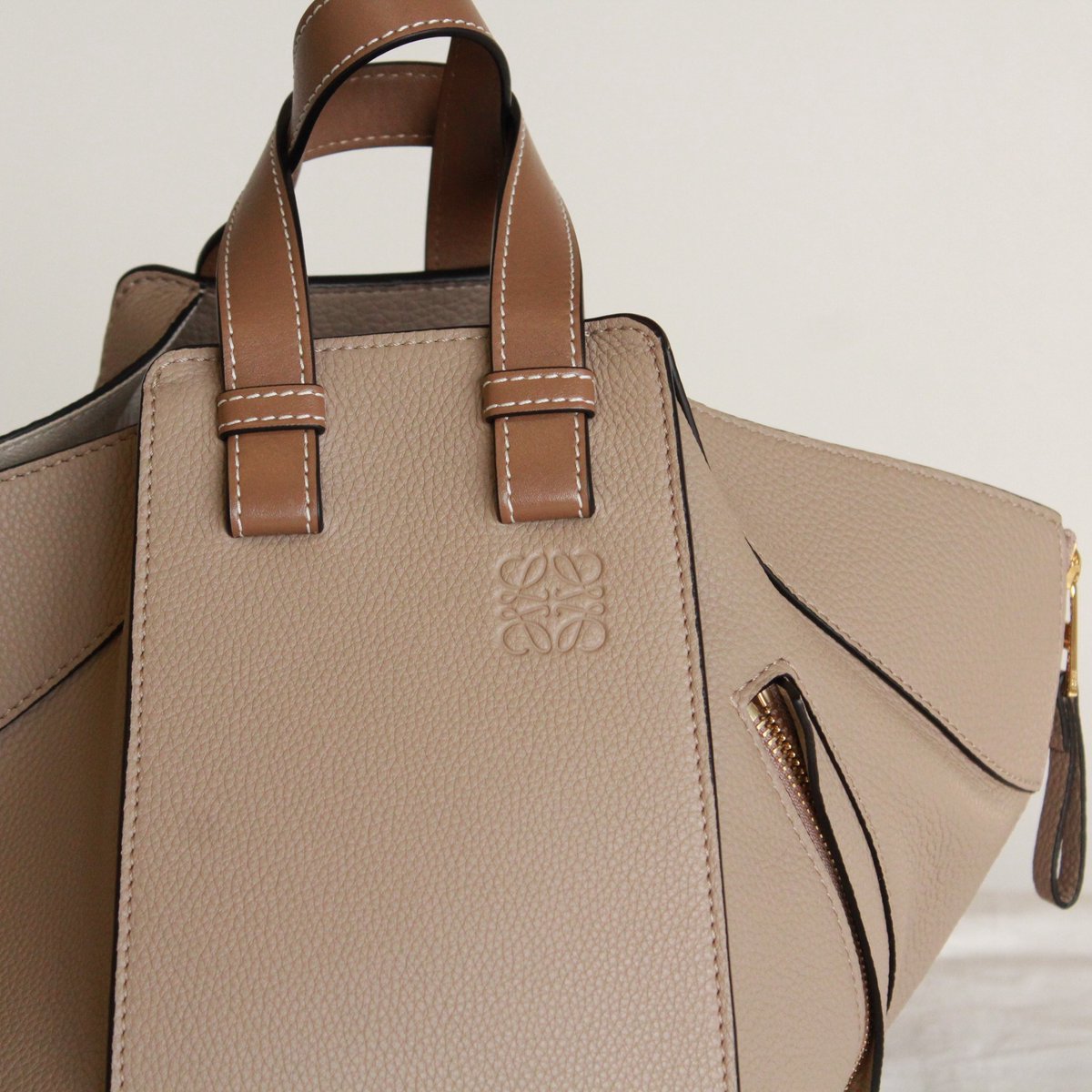 laxusco's tweet photo. おはようございます！！！
インスタで好評だったLOEWEのハンモックを紹介します。

まだまだ大人気のハンモック、こちらの色は
どんなコーディネートにも合わせやすく大人気です✨

#横から見ると🍙 #かわいい https://t.co/F9KrR7WsWg