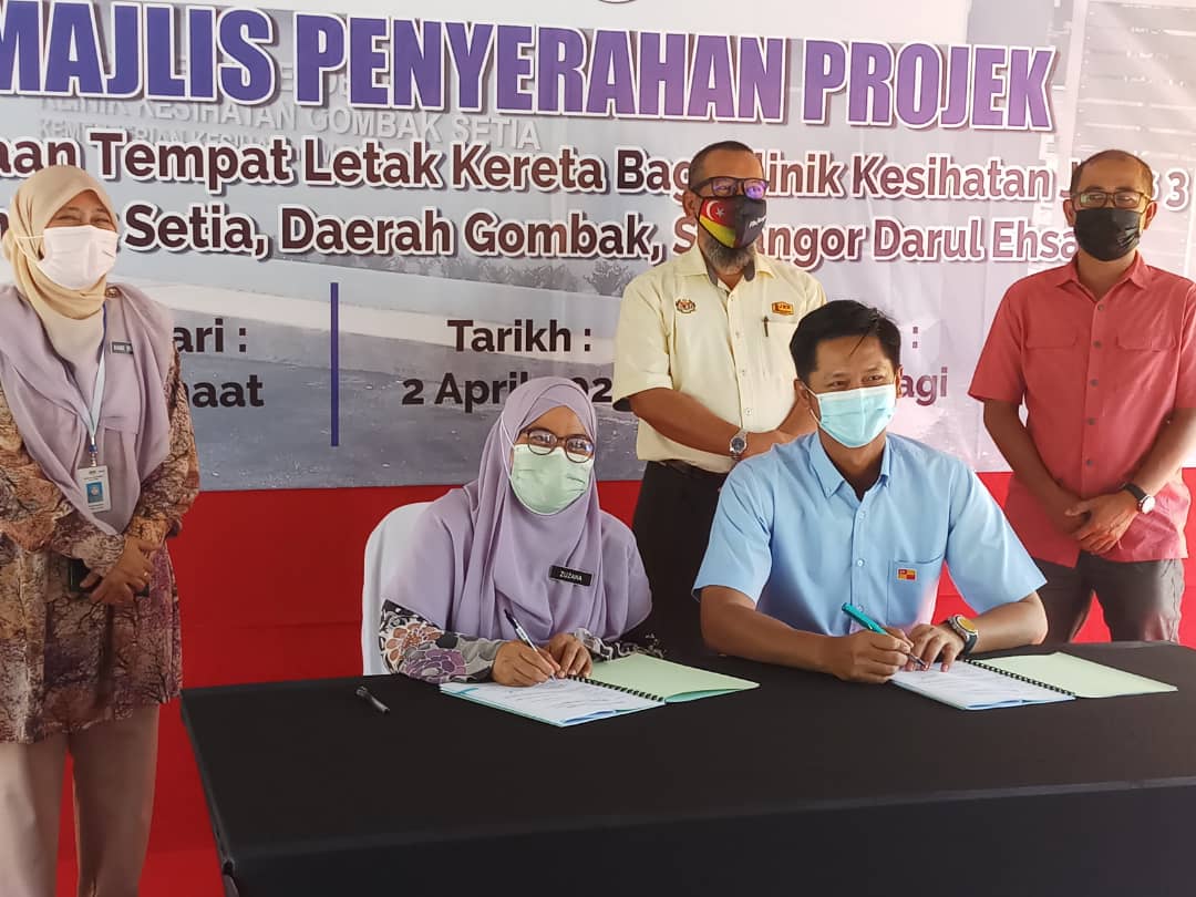 Cawangan Kerja Kesihatan JKR Malaysia (@ckk_ipjkr) on Twitter photo 02042021:Majlis Penyerahan Proj. Tempat Letak Kereta KK3 Gombak Setia disempurnakn oleh JD <a href="/JKRGombak/">JKR Gombak</a> kpd YBrs Dr. Zuzana Selamat-PKD Gombak.Hadir sama Timb. Pengarah <a href="/JKRSelangor/">JKR Selangor</a>,Ketua BPP2 <a href="/CKK_IPJKR/">Cawangan Kerja Kesihatan JKR Malaysia</a> serta pasukan HOPT,HODT&pjbt tapak
<a href="/IrZulkefly/">Mohd Zulkefly S</a>
<a href="/Ar_Azman5167/">Ar. AzmanHashim</a>
<a href="/JKRMalaysia/">JKR Malaysia</a> 02042021:Majlis Penyerahan Proj. Tempat Letak Kereta KK3 Gombak Setia disempurnakn oleh JD <a href="/JKRGombak/">JKR Gombak</a> kpd YBrs Dr. Zuzana Selamat-PKD Gombak.Hadir sama Timb. Pengarah <a href="/JKRSelangor/">JKR Selangor</a>,Ketua BPP2 <a href="/CKK_IPJKR/">Cawangan Kerja Kesihatan JKR Malaysia</a> serta pasukan HOPT,HODT&pjbt tapak
<a href="/IrZulkefly/">Mohd Zulkefly S</a>
<a href="/Ar_Azman5167/">Ar. AzmanHashim</a>
<a href="/JKRMalaysia/">JKR Malaysia</a>