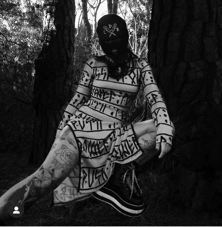 Creative minds support Hyde Fast. Here @zonmbei - check her artwork and photos out! ⁠
⁠⁠
Wearing one of our statement pieces - the nail bat ski mask. ⁠

#hydefast #balaclava #skimask #hyde #hydefastclothing #hydefastlondon #hydefastldn #hydefasttrust 🔪🔪🔪⠀